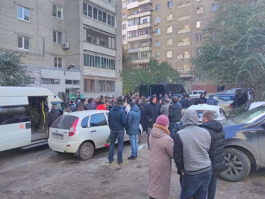 Во дворе дома по улице Цветочной