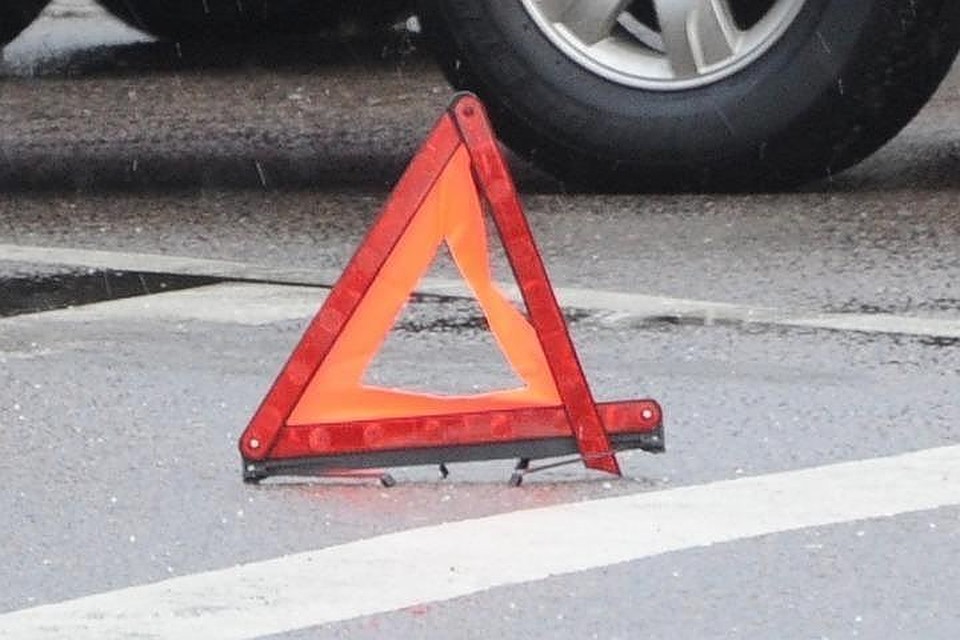 В момент аварии мужчина стоял около своего автомобиля.