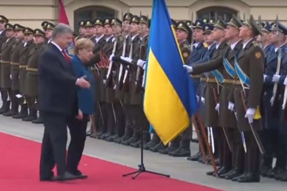 Канцлер Германии Ангела Меркель по-украински поприветствовала караул в Киеве