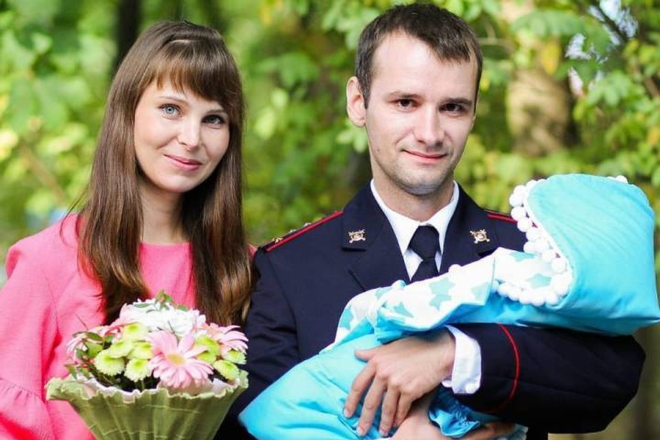 Дмитрий Ефимов с женой Натальей и маленьким Мишуткой.