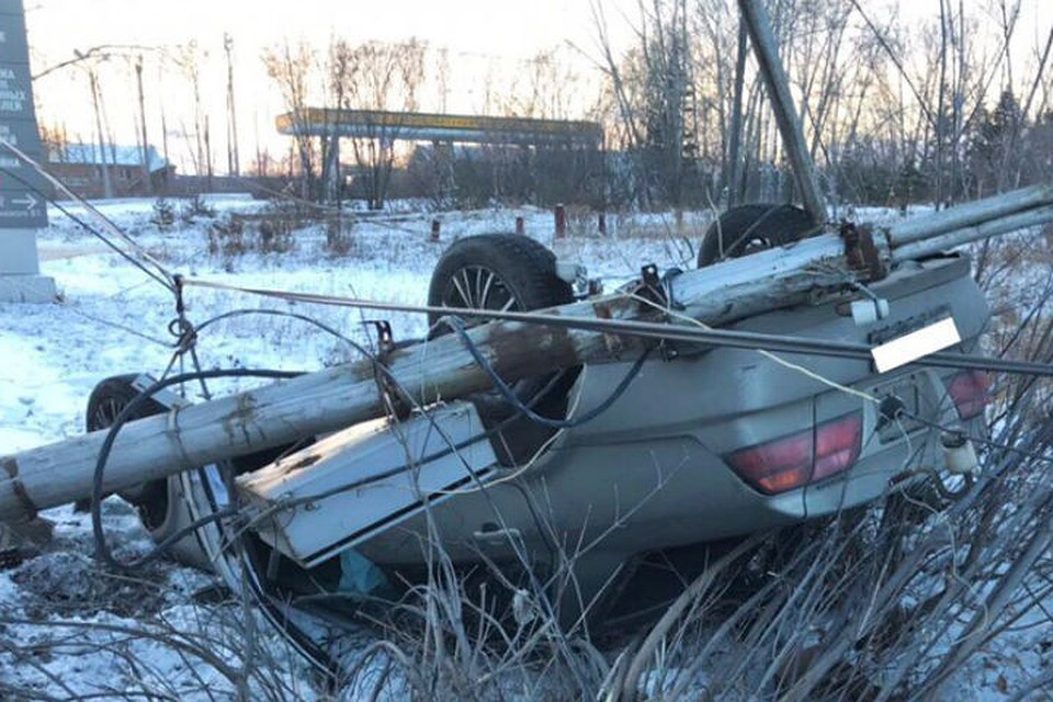 В Ачинске иномарка снесла столб и легла на крышу. Фото: паблик Ачинск автоканал.