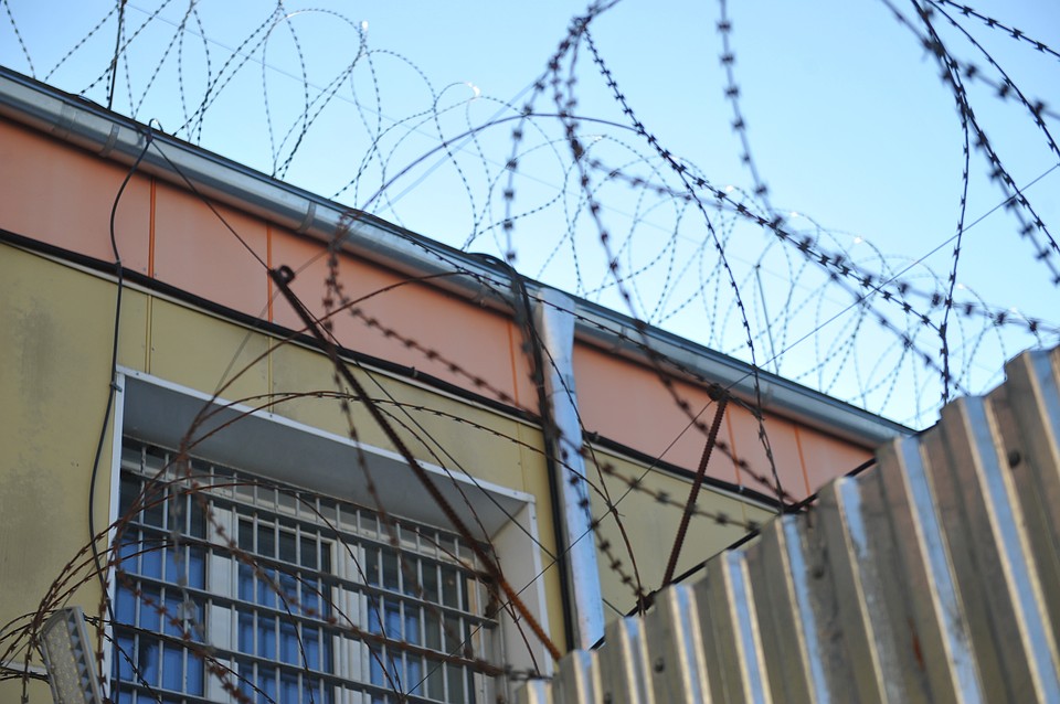 В Биробиджане заместитель начальника СИЗО помог заключенному стать вымогателем и лишился должности