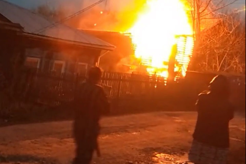 «Двоих вынесли на руках»: по Копыловским мостом в Красноярске загорелся дом. Фото: ЧП - Красноярск.