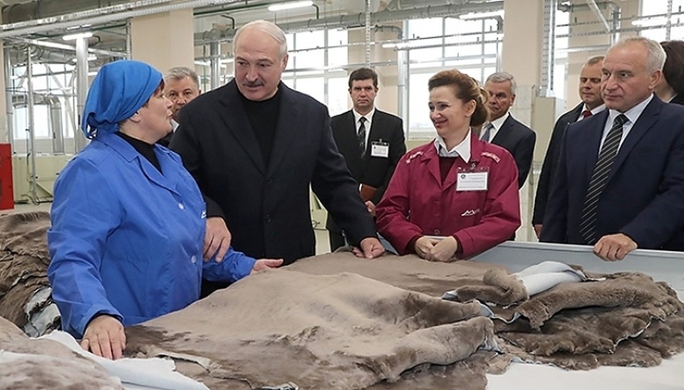 Лукашенко рассказал, что носит белорусскую обувь. Фото: пресс-служба президента