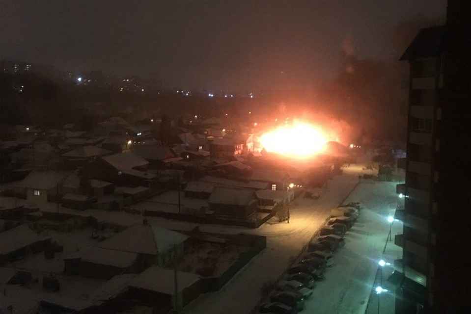 Зарево было таким огромным, что издали казалось, будто горит несколько домов
