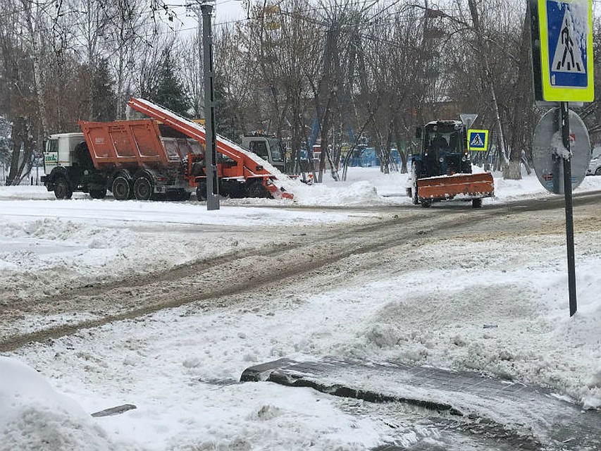 За минувшие сутки на городские полигоны работники "САХ"а вывезли 210 тонн снега. Фото: пресс-служба городской администрации.