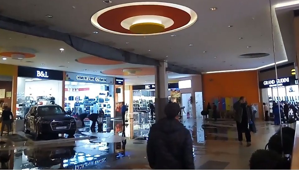 В торговом центре Сургута из-за покупателя случился потоп. Фото: скриншот