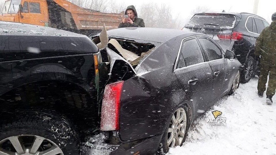 В ДТП приняли участие BMW X5, Land Rover Range Rover, Cadillac и Toyota Camry.
