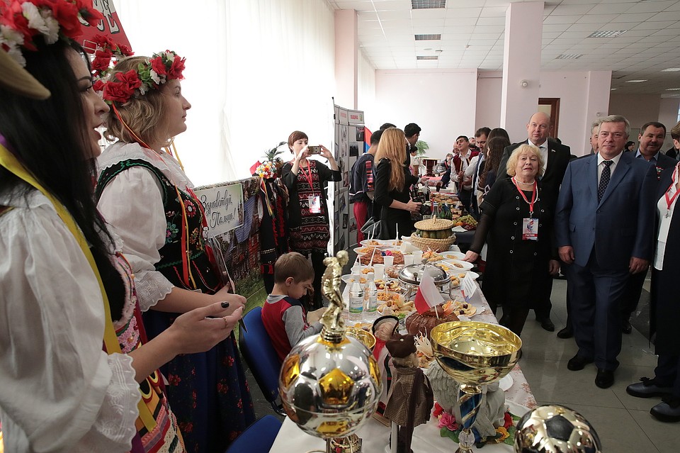 Конгресс, как и еще сотни других мероприятий на Дону, посвящен Дню народного единства. Фото: пресс-служба губернатора РО / Павел Сапрыкин.