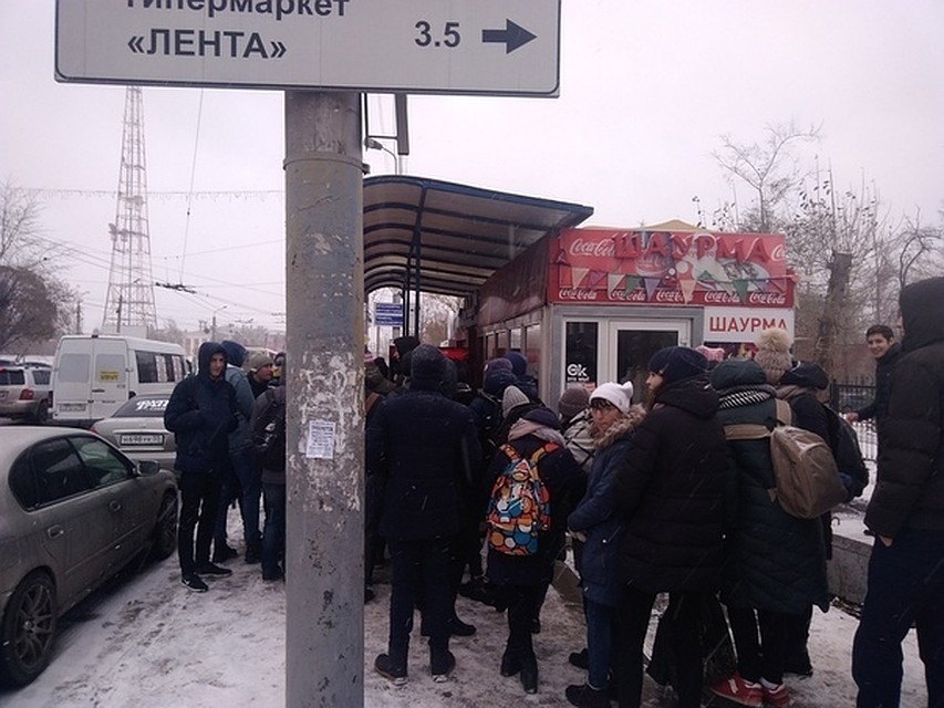 Получить угощение хотели десятки голодных студентов.