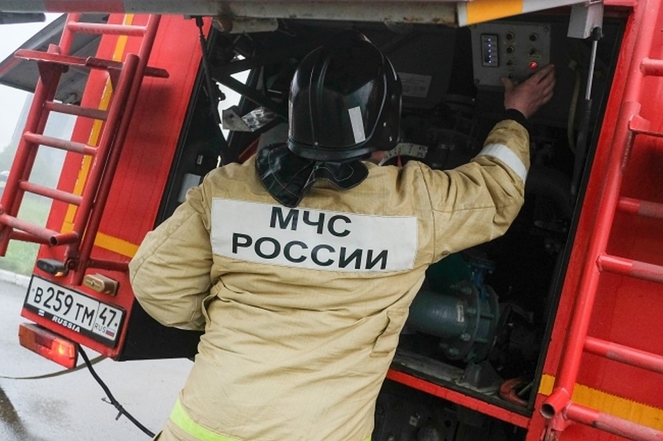 Медики сами потушили пожар, но сотрудники МЧС все же проверили: не повторится ли возгорание снова.