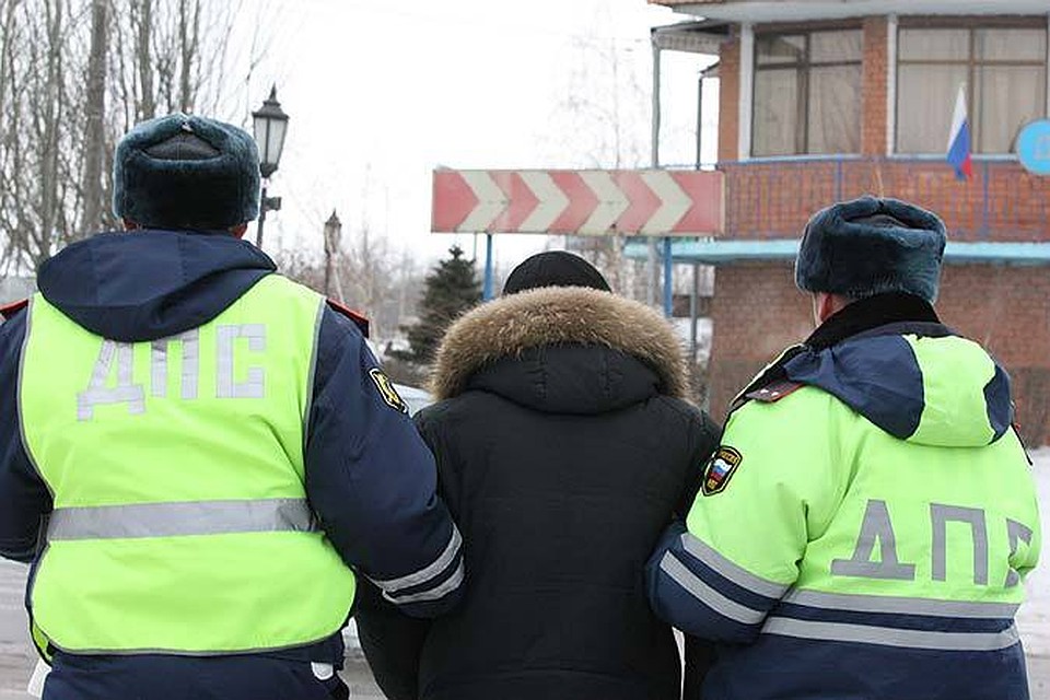 Находящегося в розыске парня остановили на дороге для проверки документов.
