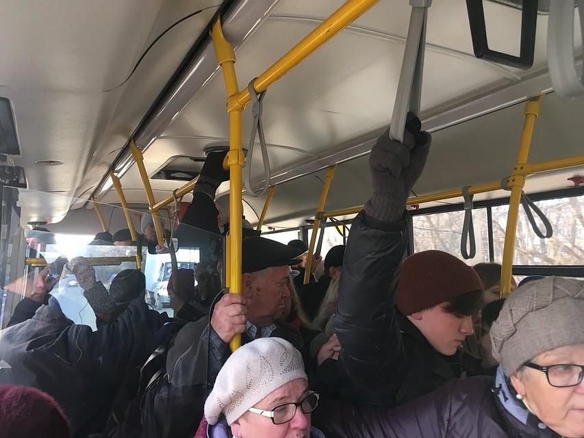 Часто жители Красноглинского района видят в автобусах вот такую картину