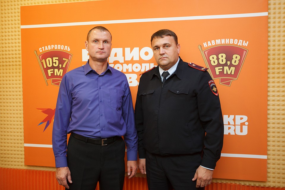 Замначальника краевого управления госавтоинспекции Александр Ткаченко и председатель рабочей группы по общественному контролю и мониторингу безопасности дорожного движения общественного совета при краевом управлении полиции - Николай Фурсов