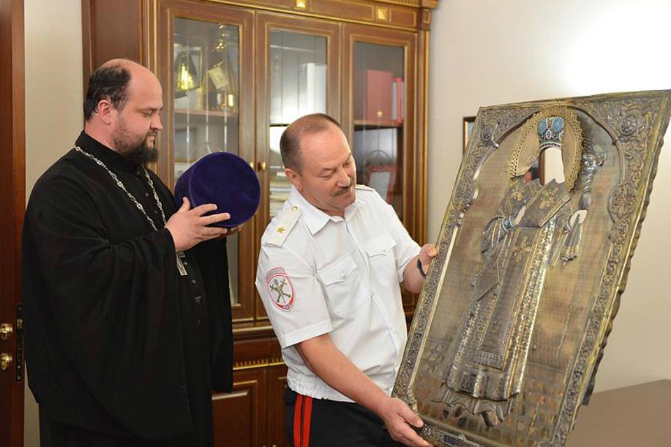 Отцу Михаилу Ковальскому оклад передал начальник УМВД Тульской области Сергей Галкин. Фото: Андрей ЯРЦЕВ