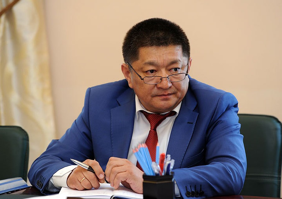 На посту министра Космосбек Чолпонбаев первым делом приступил к решению застарелых проблем отечественного здравоохранения - улучшение качества медуслуг и повышение зарплат медикам.
