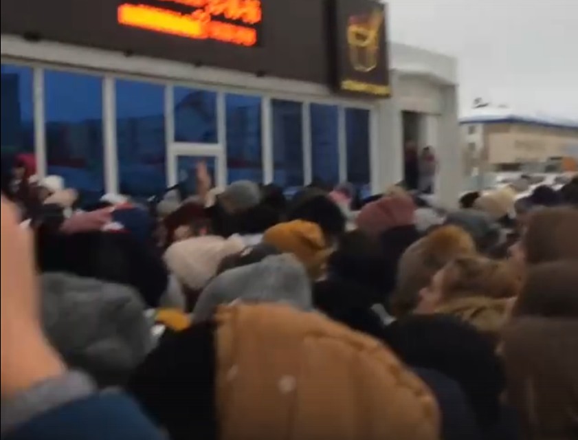 Входы в торговый центр были перекрыты. Скрин с видео