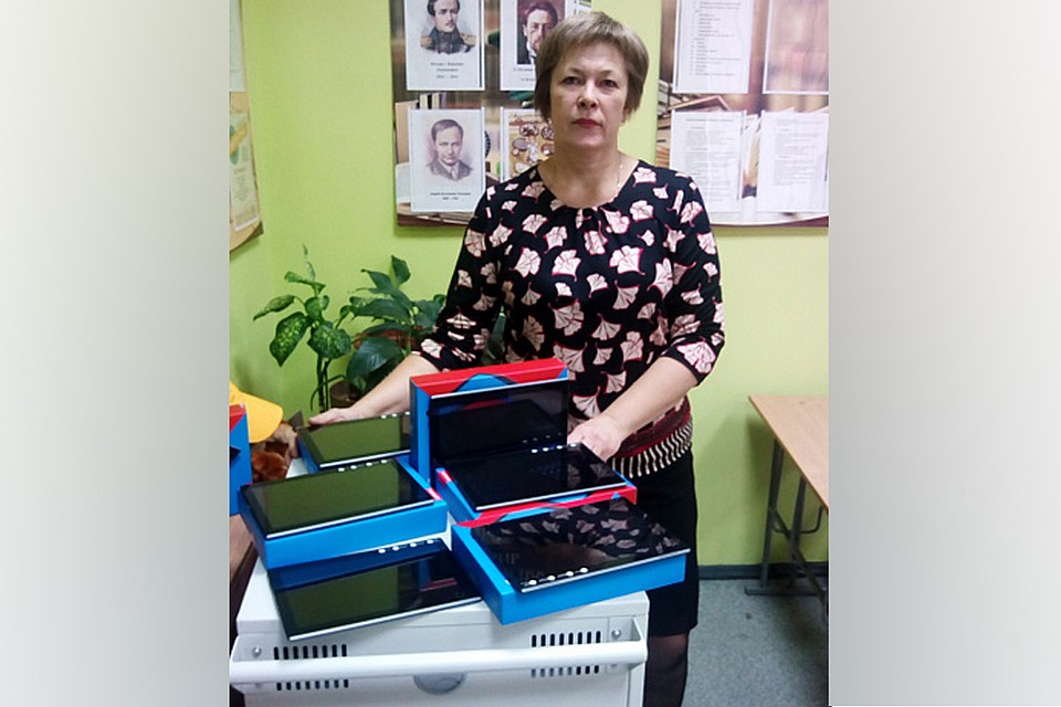 Электронные учебники и тележку-сейф для них приобрела барнаульская гимназия