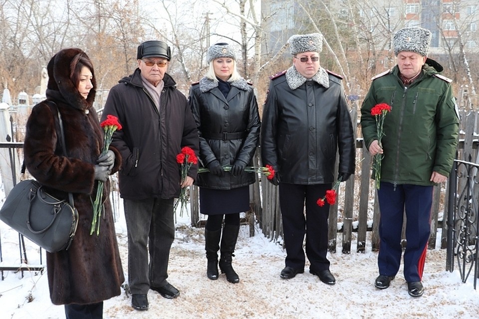В Красноярске возложили цветы к могиле городского полицмейстера. Фото: пресс-служба полиции Красноярска