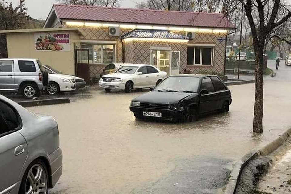 Владивосток снова ушел под воду. Ситуацию усугубило отсутствие ливневок. Фото: dpscontorol_125rus