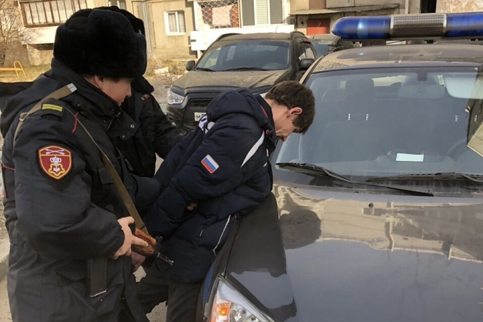 Росгвардейцы после погони задержали автомобильного угонщика в Иркутске. Фото: пресс-служба Росгвардии Иркутской области.