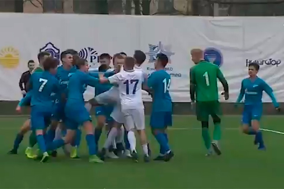 Финал чемпионата Санкт-Петербурга закончился массовой дракой подростков. Фото: twitter.com/pavlov_plov