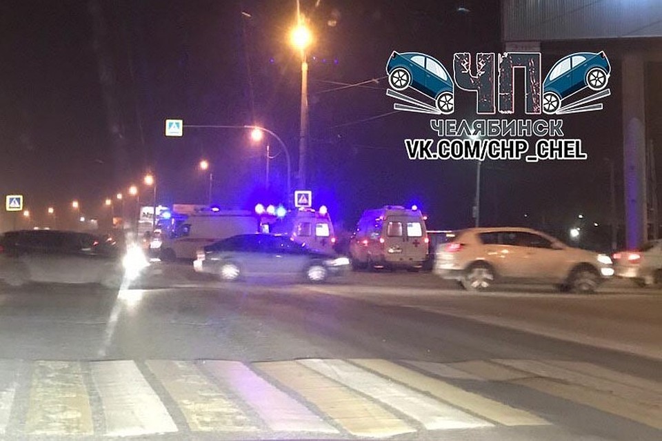Авария произошла возле дома №1 по улице Индивидуальная. Фото: группа «ЧП | ДТП Челябинск» во «ВКонтакте».