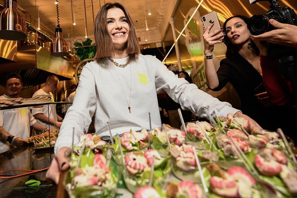 Елена Темникова считает, что общепит прокормит ее лучше, чем музыка. Фото: instagram.com/lenatemnikovaofficial
