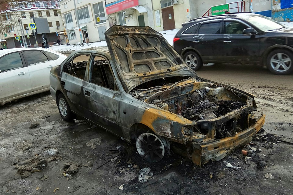 Сгоревший автомобиль. Фото Дениса Ревенко из группы ВК "Ростов Главный".
