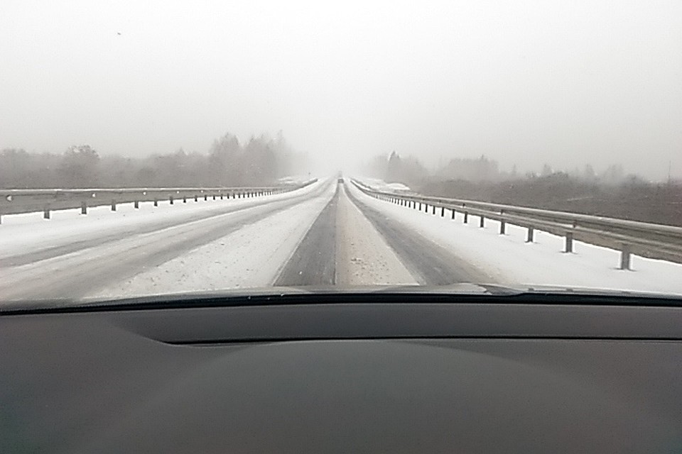 На Смоленскую область идет сильный снегопад. Дорога на Рудню. ФОТО: паблик drive2_smolensk