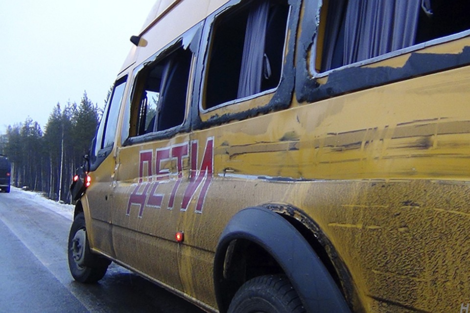 Полупрецеп разибл весь борт микроавтобуса. Фото: Хибинформбюро