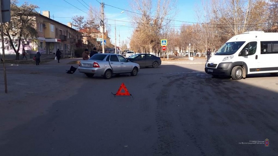 Водитель "Пежо" не пропустил легковушку на перекрестке. Из-за него две девочки оказались в больнице.