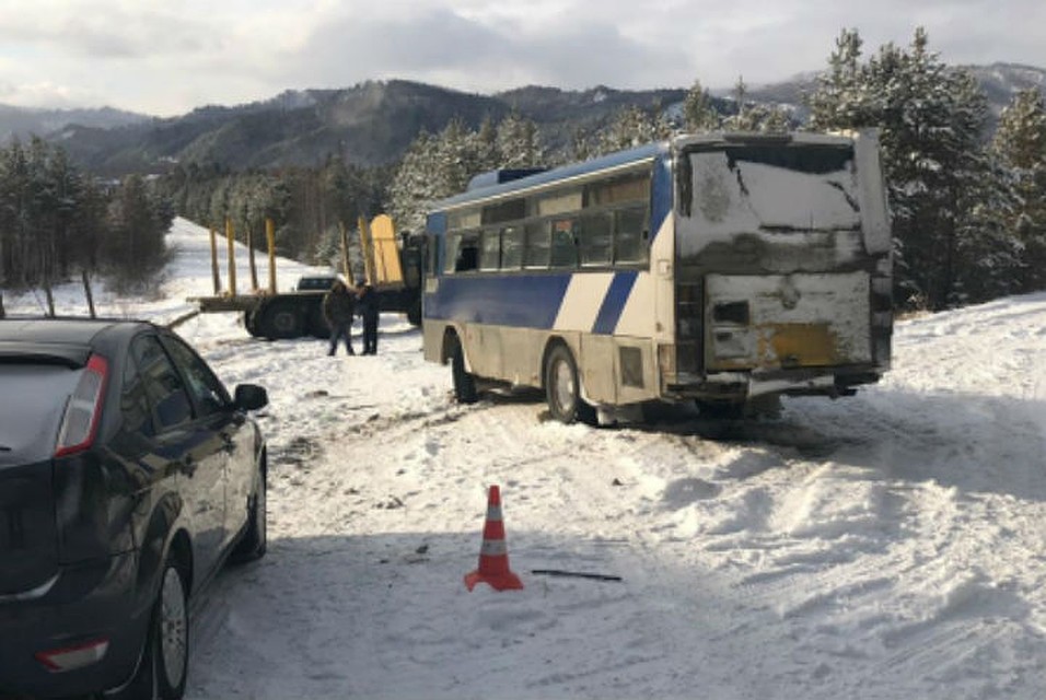 Авария с автобусом "Тальяны-Ангарск": по фото можно определить, как все происходило.