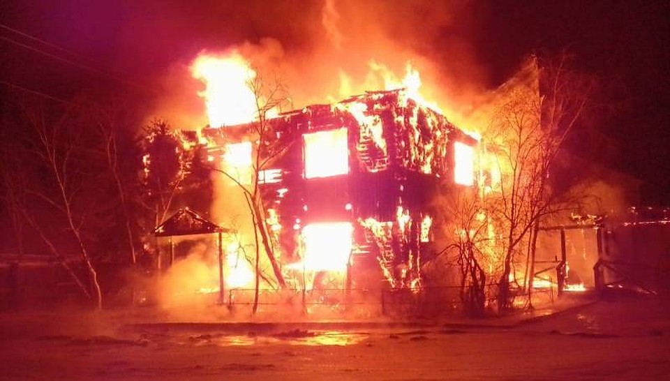 В Вилюйске огонь уничтожил двухэтажное здание службы занятости площадью 464 квадратных метра.