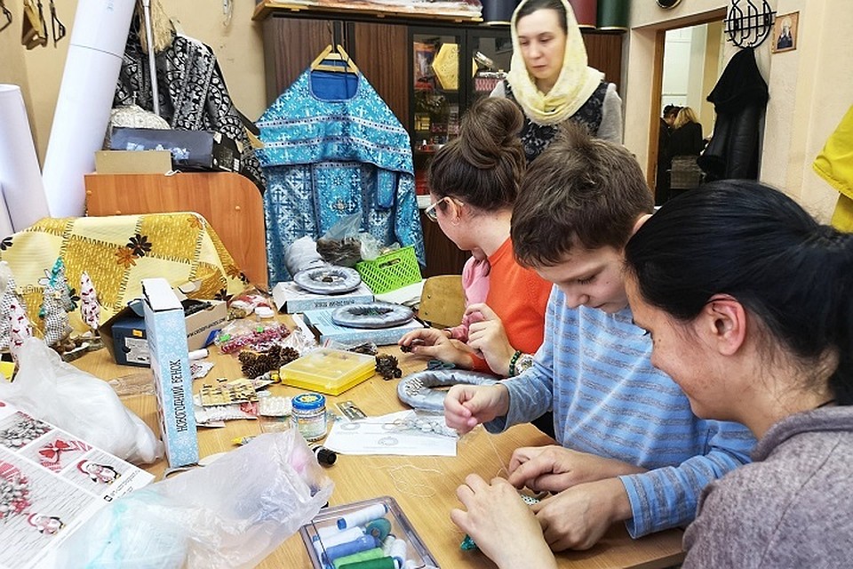 Салехардская воскресная школа готовит сувениры для ярмарки «Светлый Ангел» Фото: Салехардская епархия РПЦ