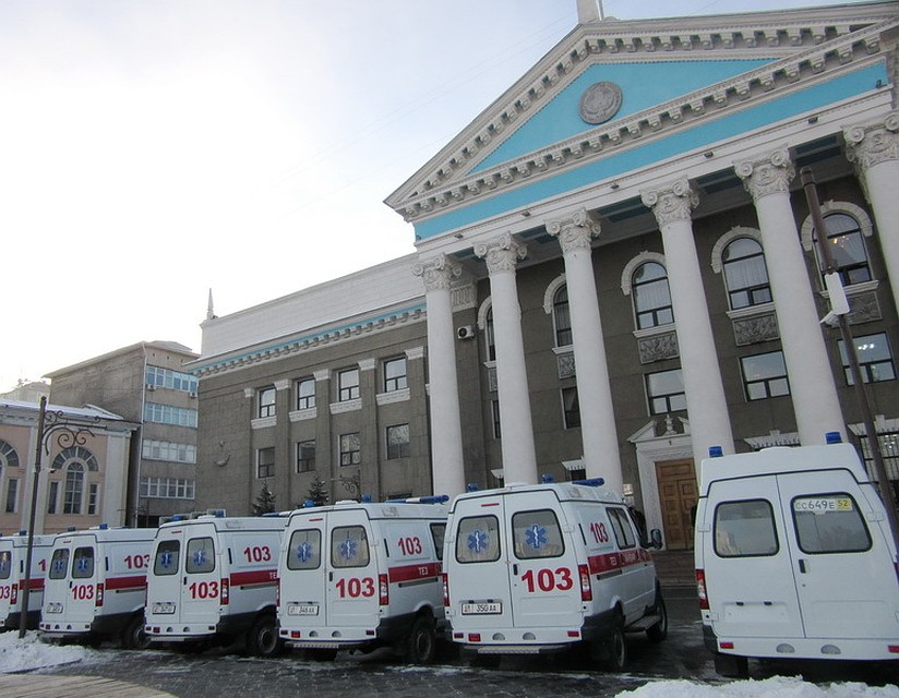 Мэрия передала 9 новых автомашин. 6 - кареты скорой помощи.