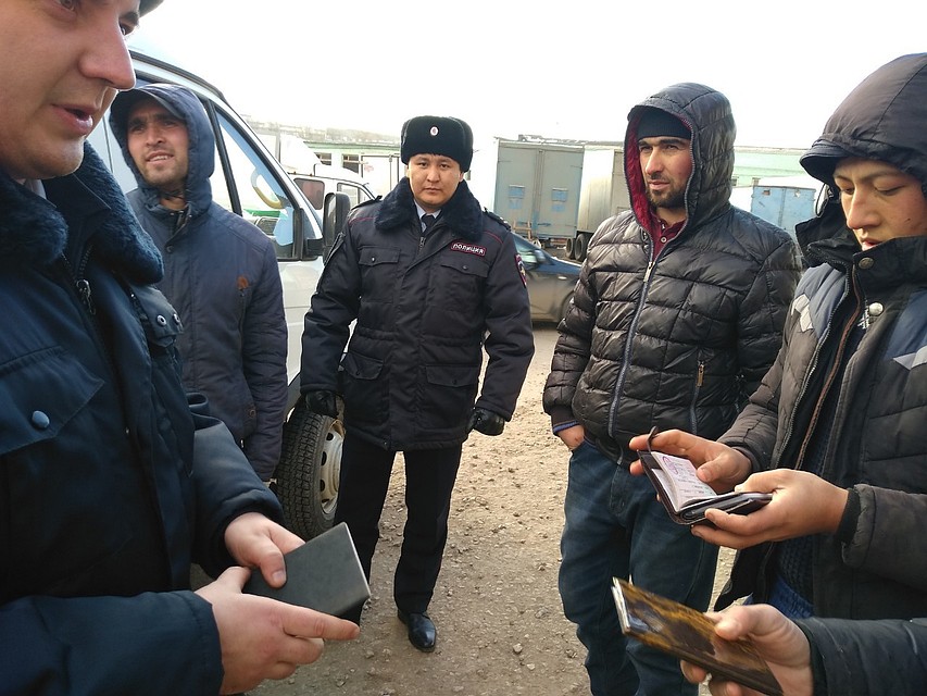 Полиция проверила мигрантов на рынках
