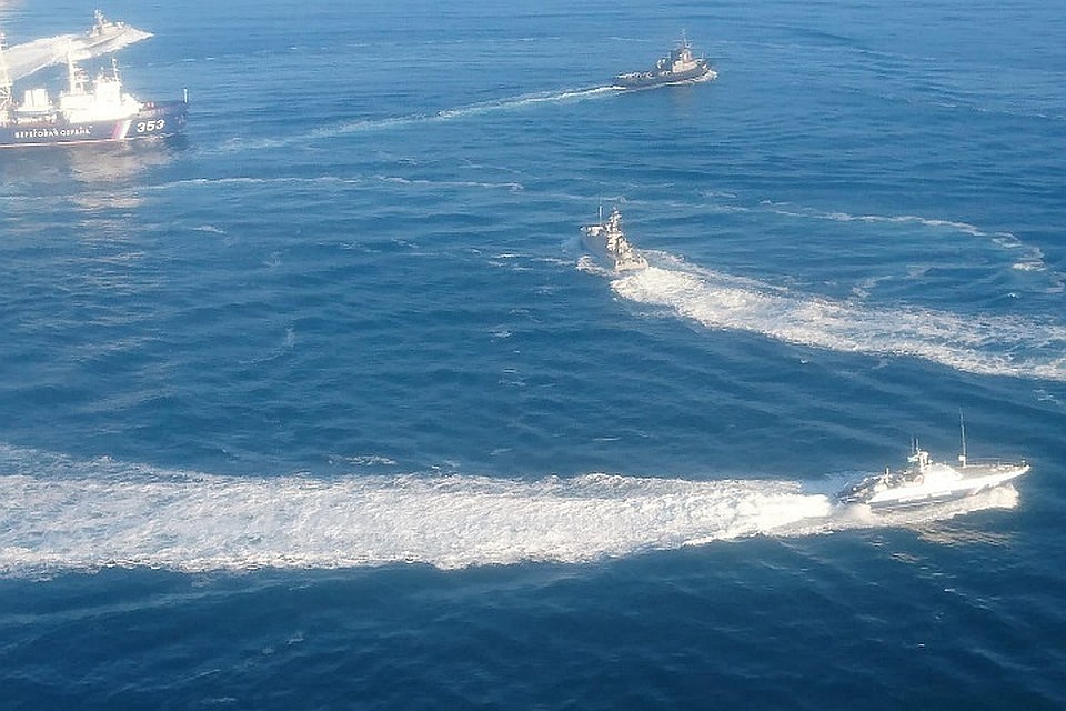 Украинские военные корабли незаконно пересекли границу с РФ. Фото: пресс-служба Погрануправления РФ по КрымуУкраинские военные корабли незаконно пересекли границу с РФ. Фото: пресс-служба Погрануправления РФ по Крыму