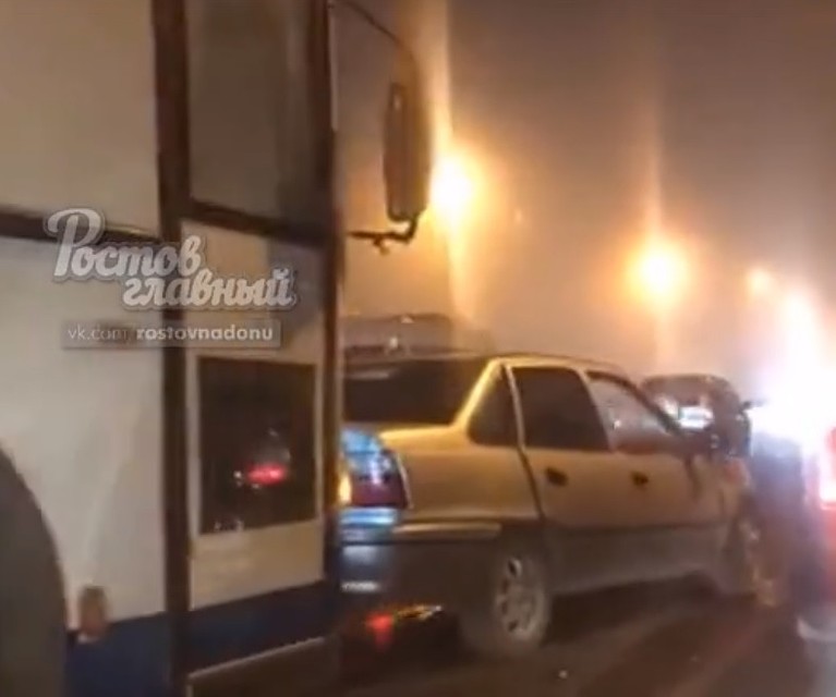 Машины перегородили проезжую часть. Фото: скрин с видео ВК, паблик "Ростов Главный".