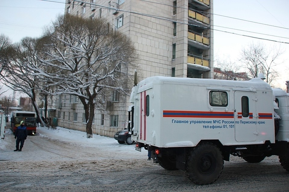 Из этой девятиэтажки эвакуировали молодые семьи с детьми. Фото: ГУ МЧС по Пермскому краю.