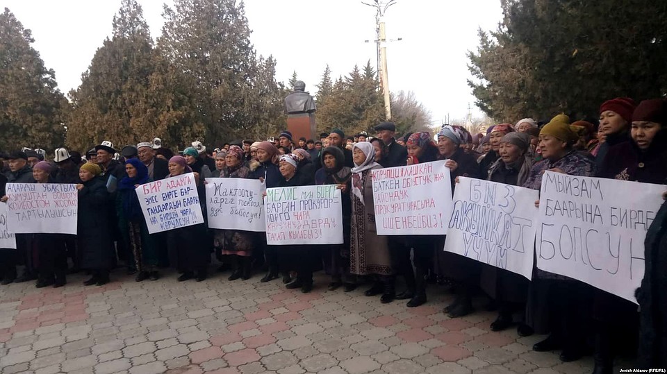 На митинг собралось около 100 человек