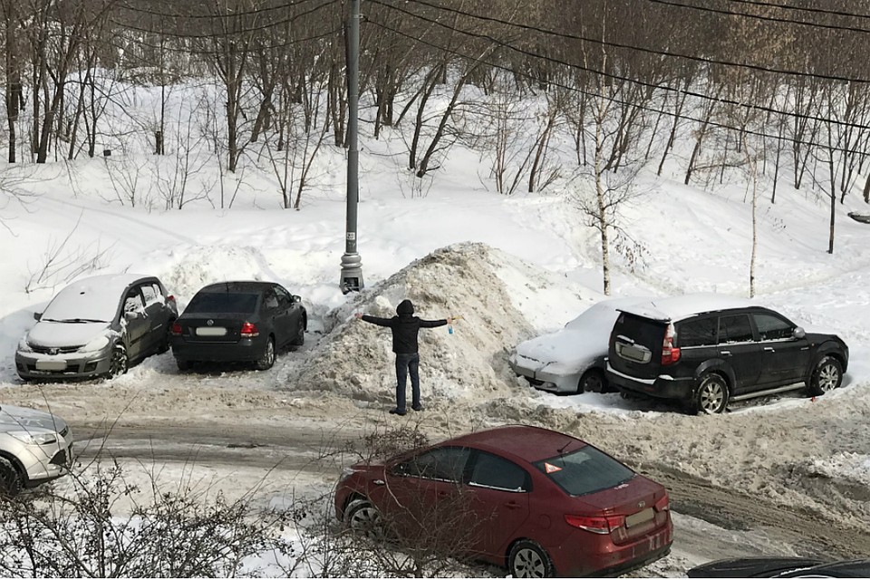 За парковку в неположенном месте водителя могу оштрафовать, а его машину - увезти на эвакуаторе