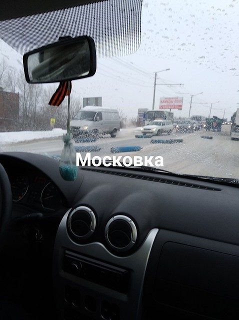В Омске на мосту кто-то разбросал баллоны