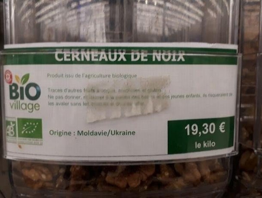 Очищенный грецкий орех продаётся там по цене в 19,30 евро за килограмм