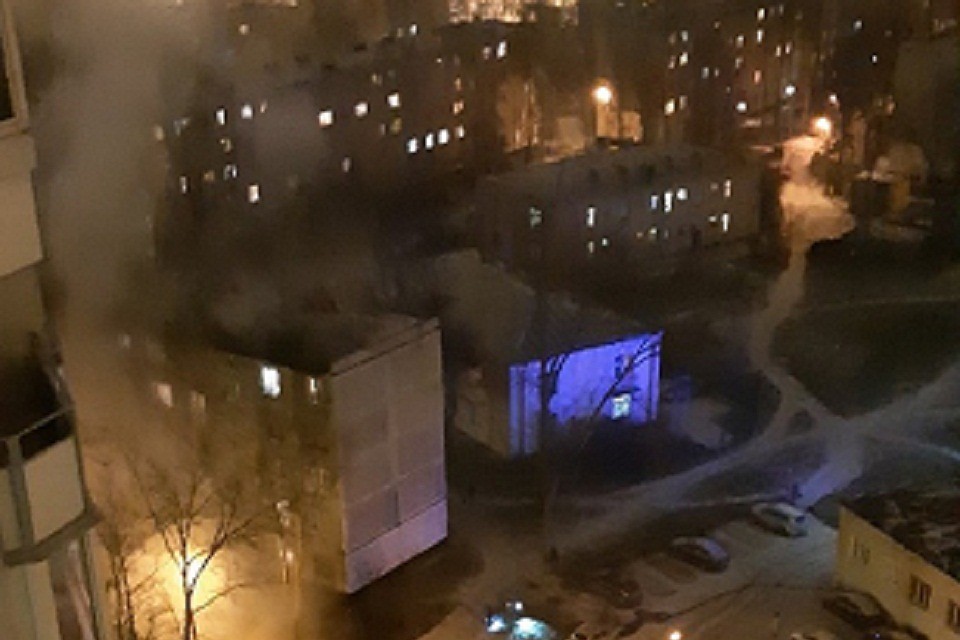Кипящий «гейзер» вырвался из-под земли в Невском районе Петербурга Фото: ДТП и ЧП Санкт-Петербург/ВК