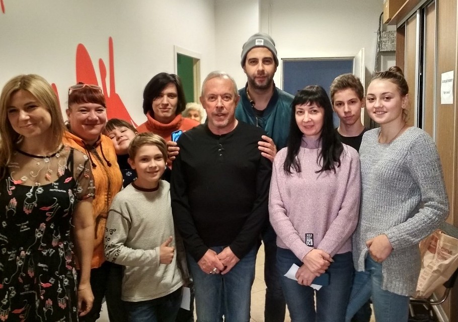 Юные рязанцы сфотографировались с телезвездами, работавшими «без цензуры»