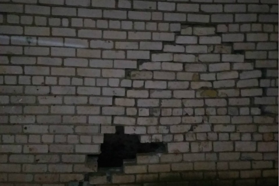 Стена одного из строений рушится на глазах. Фото: vk.com/zlo43