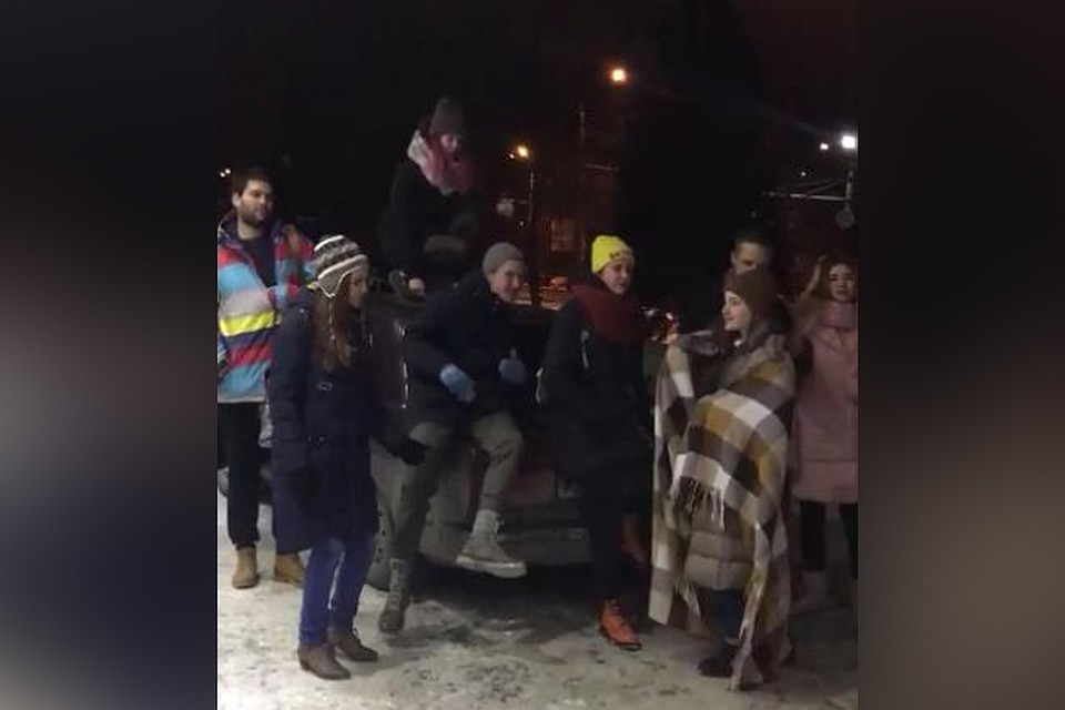 В день, когда в Нижнем Новгороде должен был состояться концерт Хаски, ребята приехали к клубу и исполнили песни любимого артиста.
