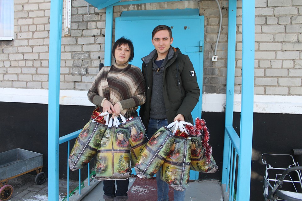 Передали праздничные украшения в детский дом