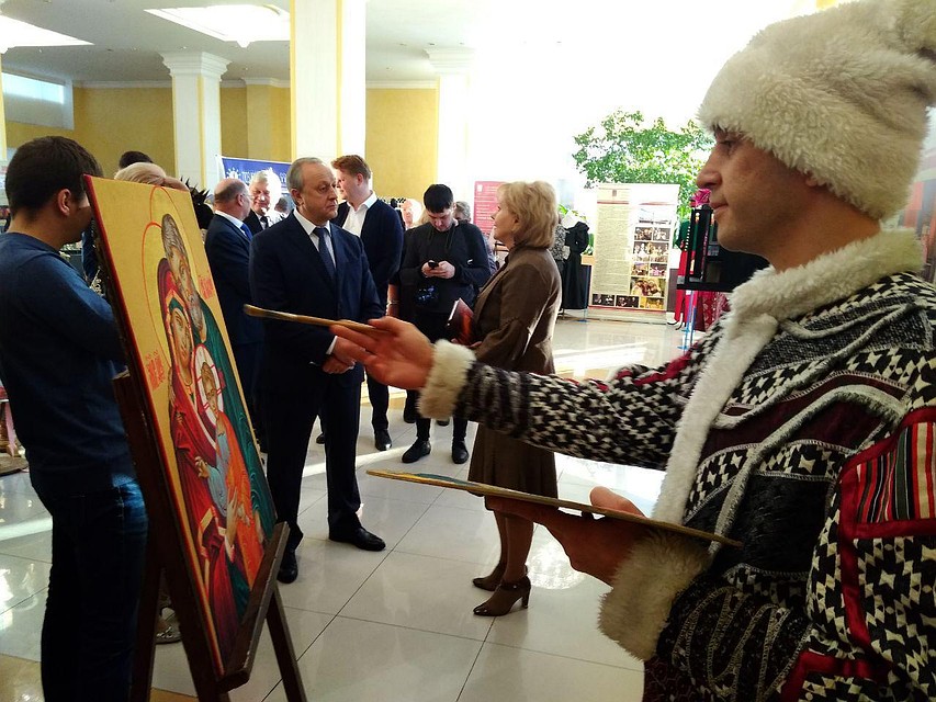 Валерий Радаев осмотрел театральную выставку в фойе правительства